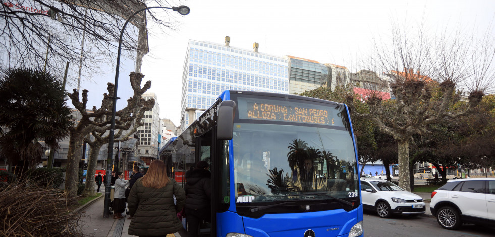 La Xunta amplía las frecuencias del servicio de autobús a las playas de Oleiros durante el verano