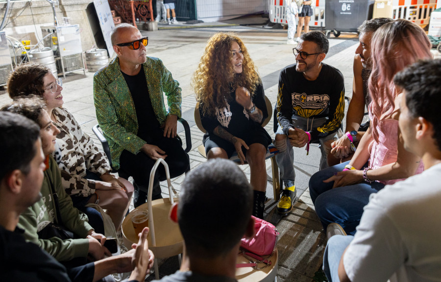 Seis fans conocen a Sofía Cristo, DJ90 y DJ Flashback gracias a El Ideal Gallego en el Atlantic Pride