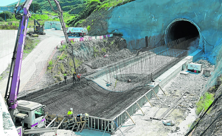El tren al Puerto Exterior de Langosteira avanza con dos túneles ya excavados y la meta de 2027