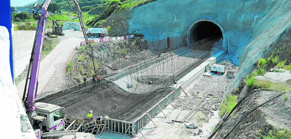El tren al Puerto Exterior de Langosteira avanza con dos túneles ya excavados y la meta de 2027