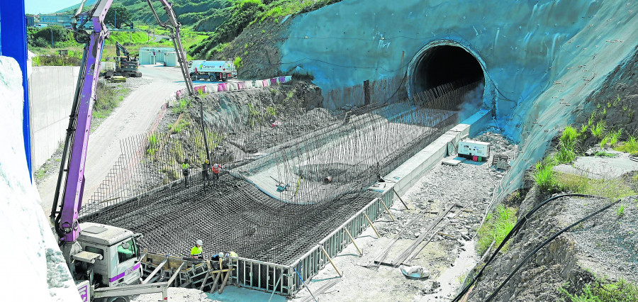 El tren al Puerto Exterior de Langosteira avanza con dos túneles ya excavados y la meta de 2027