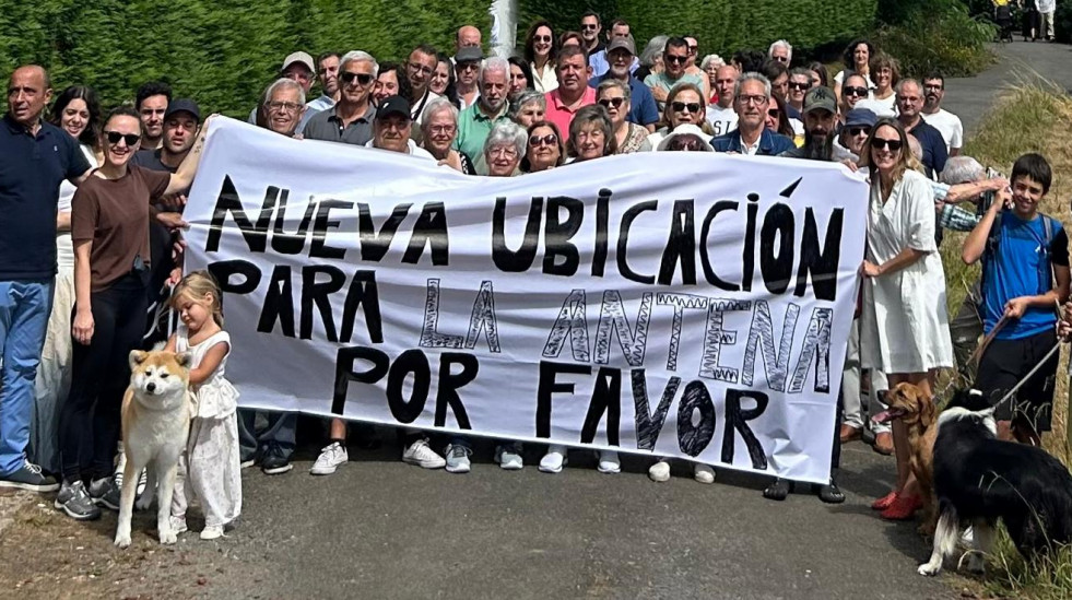 Vecinos de Bergondo se movilizan contra la colocación delante de sus casas de una antena de telefonía 5G