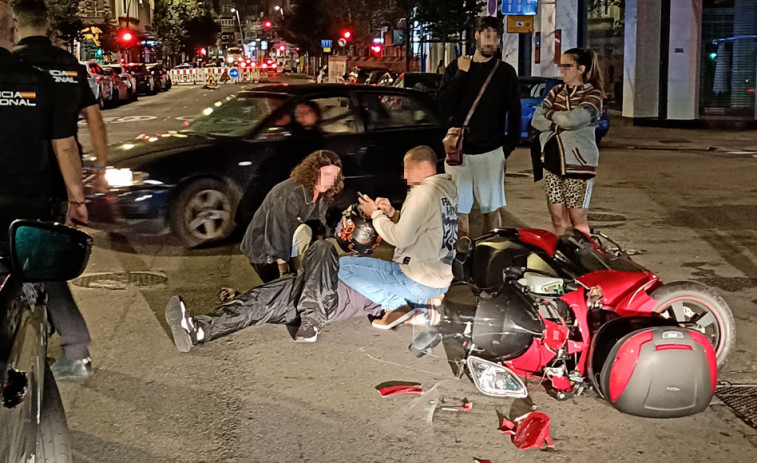 Colisión entre un turismo y una motocicleta en Juan Flórez