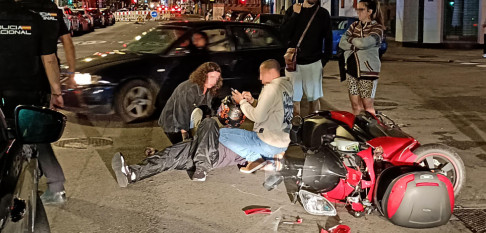 Colisión entre un turismo y una motocicleta en Juan Flórez