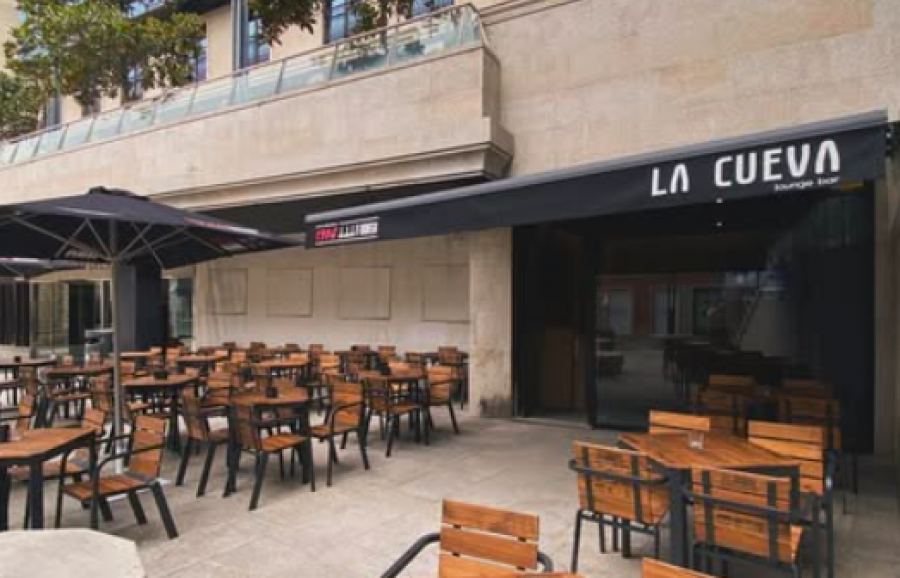 La Cueva: café con mimo, pinchos generosos y espíritu de bar de siempre en la Plaza del Papagayo