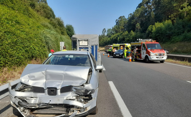 Dos heridos en un accidente de circulación con tres coches implicados en la AP-9 en Bergondo