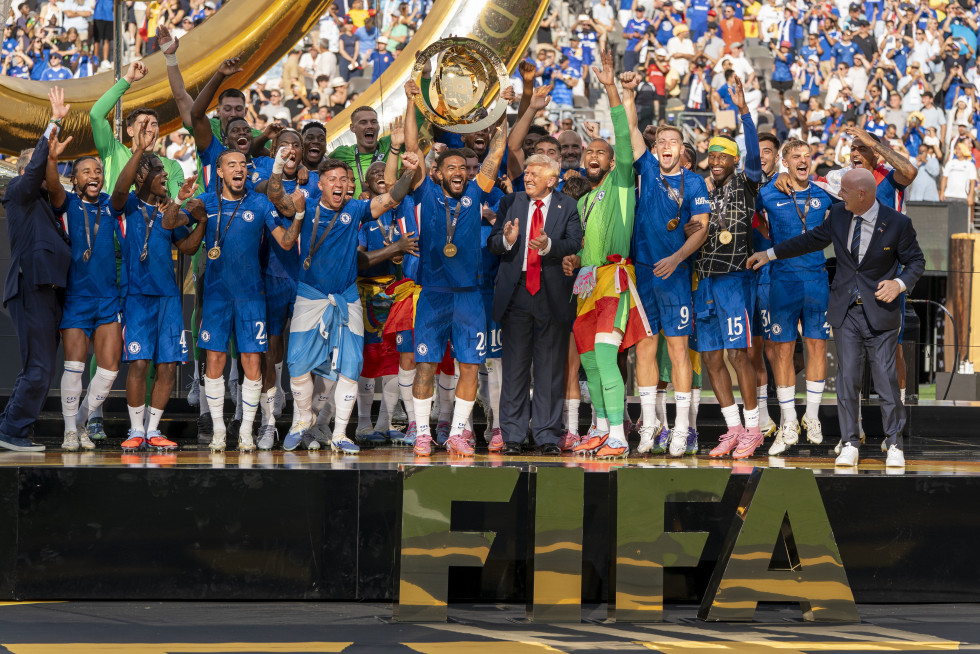 FOTODELDÍA AMDEP8250. NUEVA JERSEY (ESTADOS UNIDOS), 13/07/2025.- Reece James (c) de Chelsea levanta el trofeo de campeón del Mundial de Clubes junto al presidente de los Estados Unidos, Donald Trum