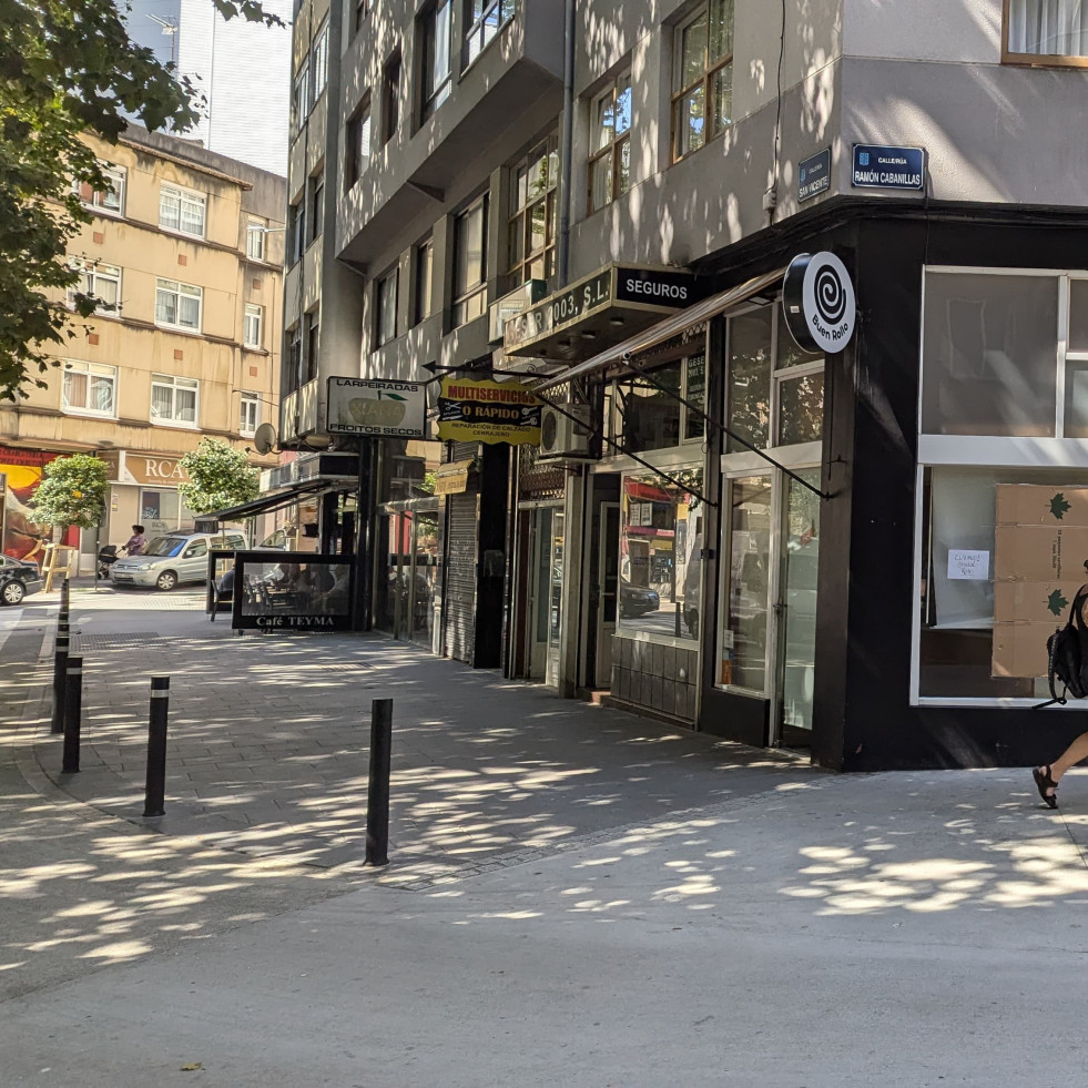 ¿Robo o vandalismo?: la pastelería Buen Rollo de Os Mallos amanece con un cristal roto