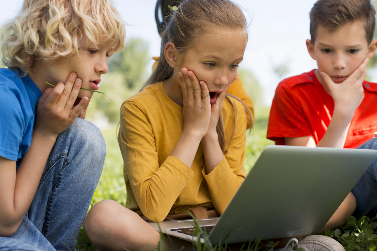 Cerrar los ninos con laptop