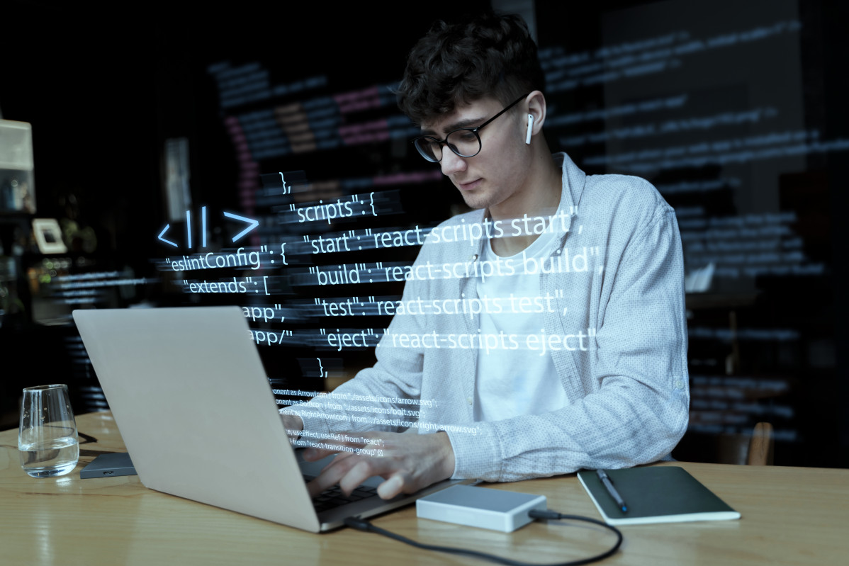 Experiencia en programacion con una persona que trabaja con codigos en la computadora