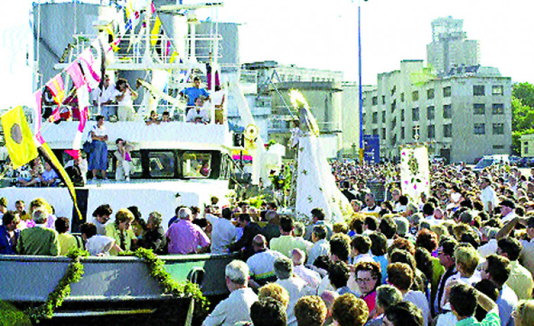 Hace 25 años | La Virgen del Carmen salió a la mar arropada por unas 8.000 personas