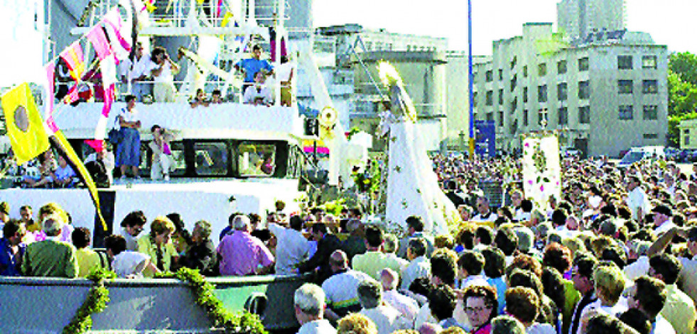 Hace 25 años | La Virgen del Carmen salió a la mar arropada por unas 8.000 personas