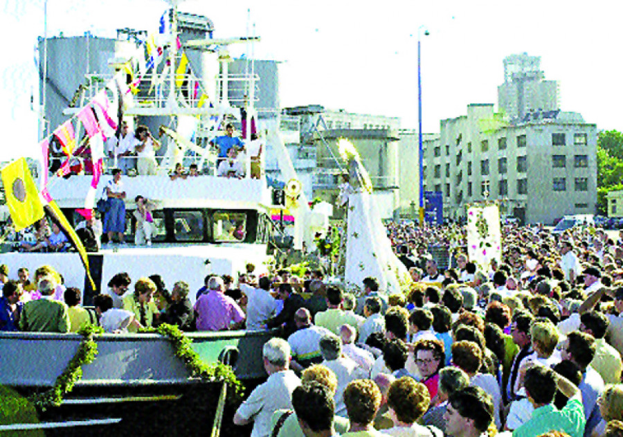 Hace 25 años | La Virgen del Carmen salió a la mar arropada por unas 8.000 personas