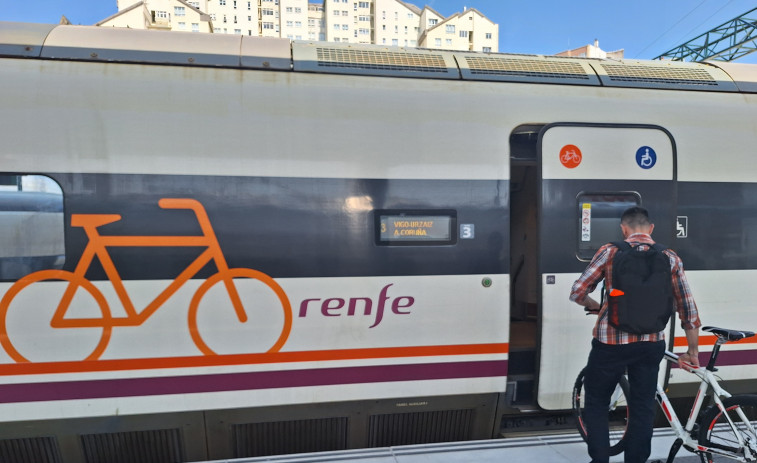 Ya se puede subir con la bicicleta sin desmontar en los trenes Avant desde A Coruña