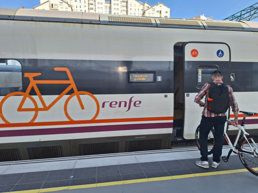 Ya se puede subir con la bicicleta sin desmontar en los trenes Avant desde A Coruña