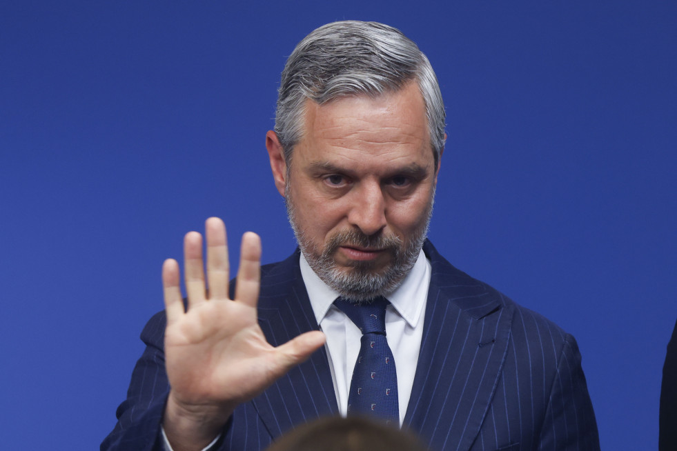 Juan Bravo reacciona durante una comparecencia