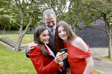 La infanta Sofia mira fotos con los reyes tras su graduacion