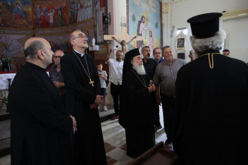 GAZA, 18/07/2025.- El Patriarca latino de Jerusalén, cardenal Pierbattista Pizzaballa, y el Patriarca greco-ortodoxo de Jerusalén, Teófilo III, han entrado esta mañana en Gaza con ayuda para la po