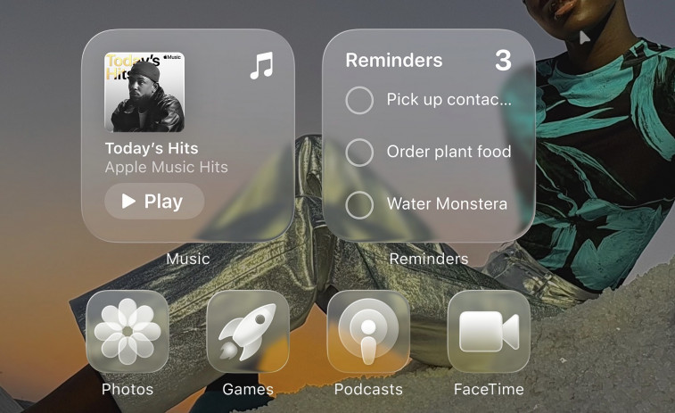 Apple demanda a un youtuber por filtrar el rediseño “Liquid Glass” en iOS 26 y sacar provecho