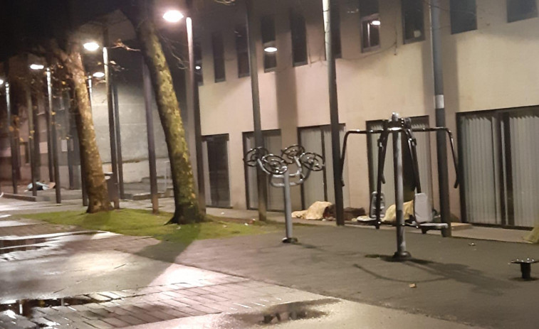 Los vecinos de Labañou denuncian “campamentos” de indigentes junto a su centro cívico