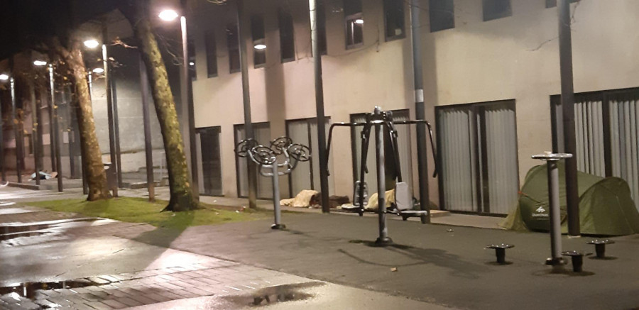 Los vecinos de Labañou denuncian “campamentos” de indigentes junto a su centro cívico