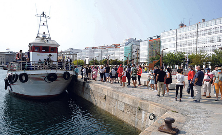 Hace 25 años | La travesía A Coruña-Ferrol, una ruta marítima en vías de extinción