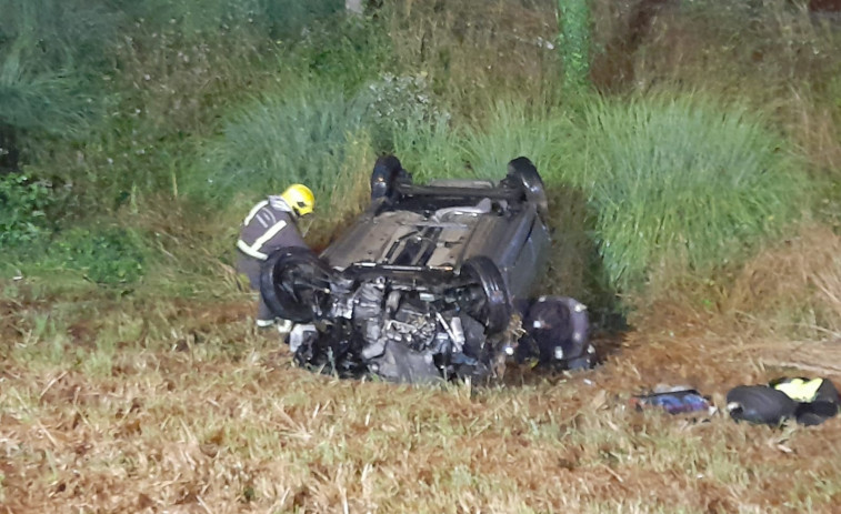 Un coche vuelca en Oleiros tras salirse de la autopista AP-9