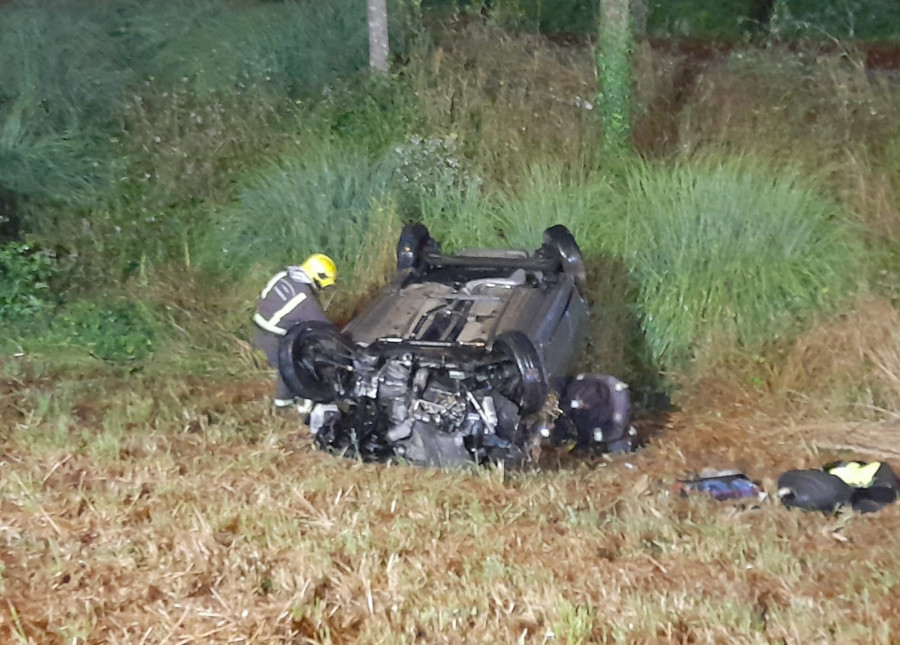 Un coche vuelca en Oleiros tras salirse de la autopista AP-9