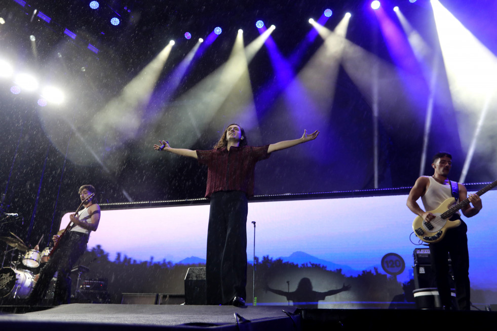 El chubasquero reina en el concierto de Arde Bogotá en A Coruña FOTO Patricia G. Fraga (9)