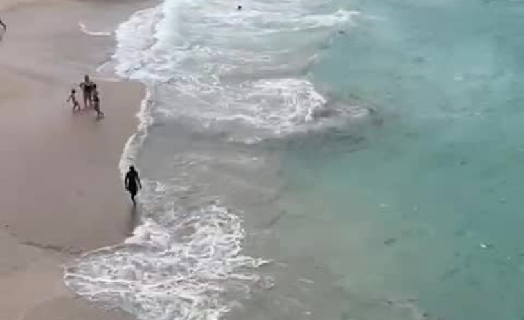 La mancha blanca que vuelve de forma recurrente a las playas de A Coruña