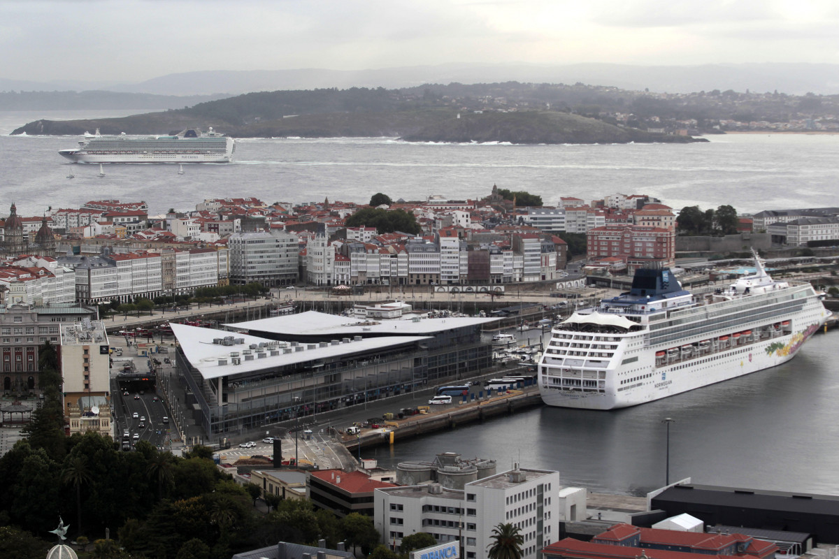 Cruceros en el puerto de A Coruu00f1a en una triple escala que se convirtiu00f3 en cuu00e1druple por la evacuaciu00f3n de una persona enferma de otro trasatlu00e1ntico FOTO Quintana (2)