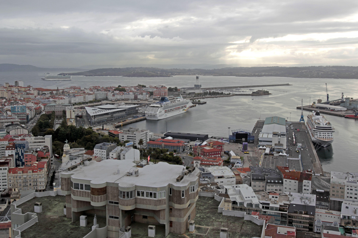 Cruceros en el puerto de A Coruu00f1a en una triple escala que se convirtiu00f3 en cuu00e1druple por la evacuaciu00f3n de una persona enferma de otro trasatlu00e1ntico FOTO Quintana (1)