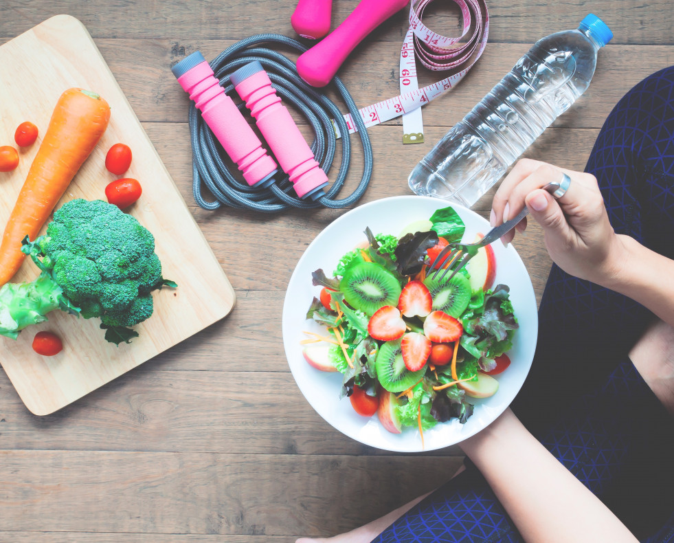 Mujer comiendo sano