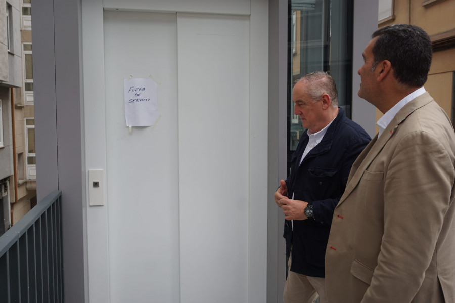 El PP exige a Inés Rey una solución a las "chapuzas" en las obras tras el "ridículo" de los ascensores de Villar Chao
