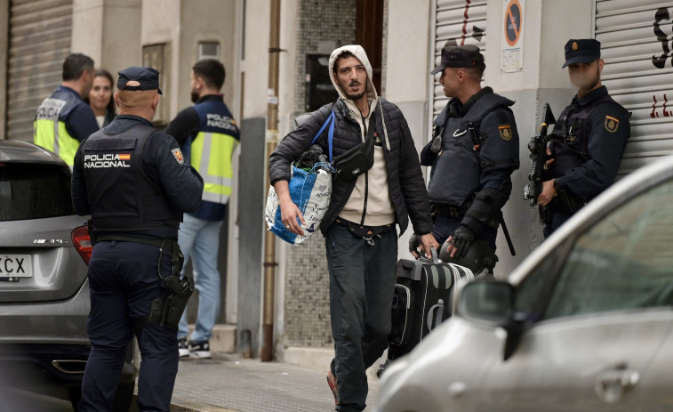 La Policía Nacional desokupa un edificio en la calle San Isidoro de A Coruña