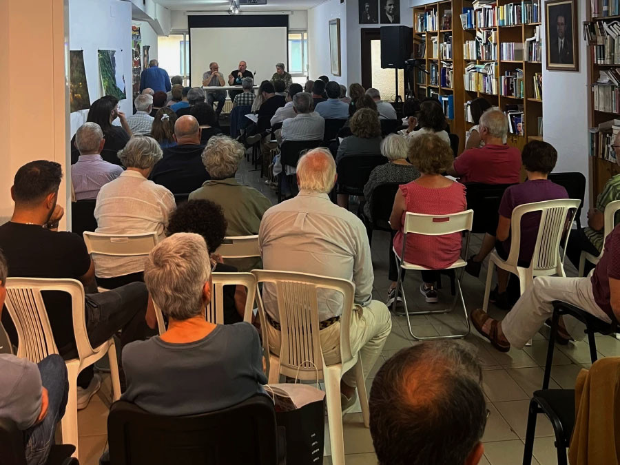 As entidades reuníronse o martes na sede da Asociación Alexandre Bóveda da Coruña