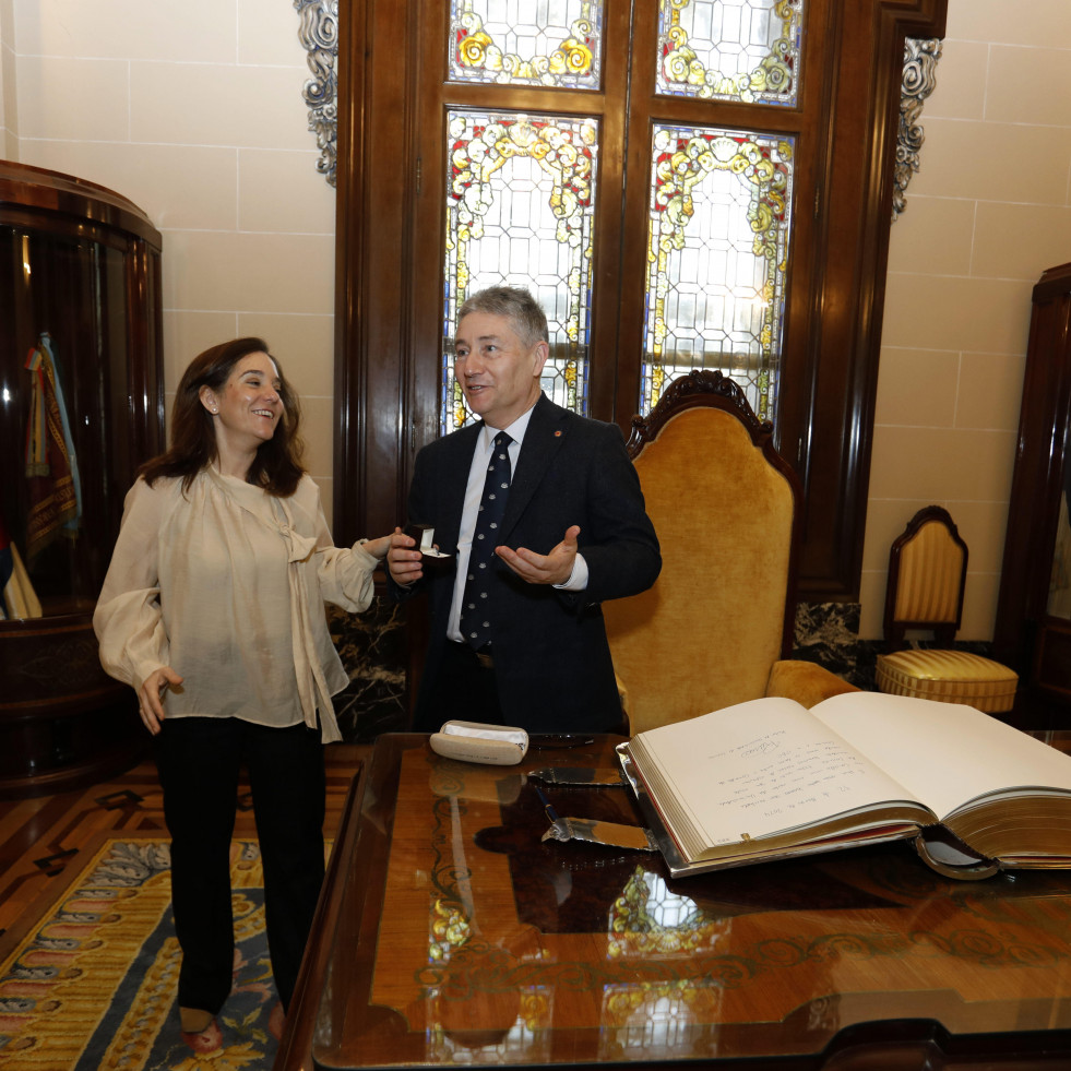 Nueva batalla entre A Coruña y Santiago por la formación en Medicina: Inés Rey se opone a que el Chuac se adscriba a la USC