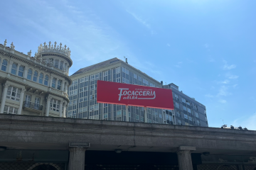 Una tipografía vintage para anunciar un viaje directo a Italia con parada en A Coruña.