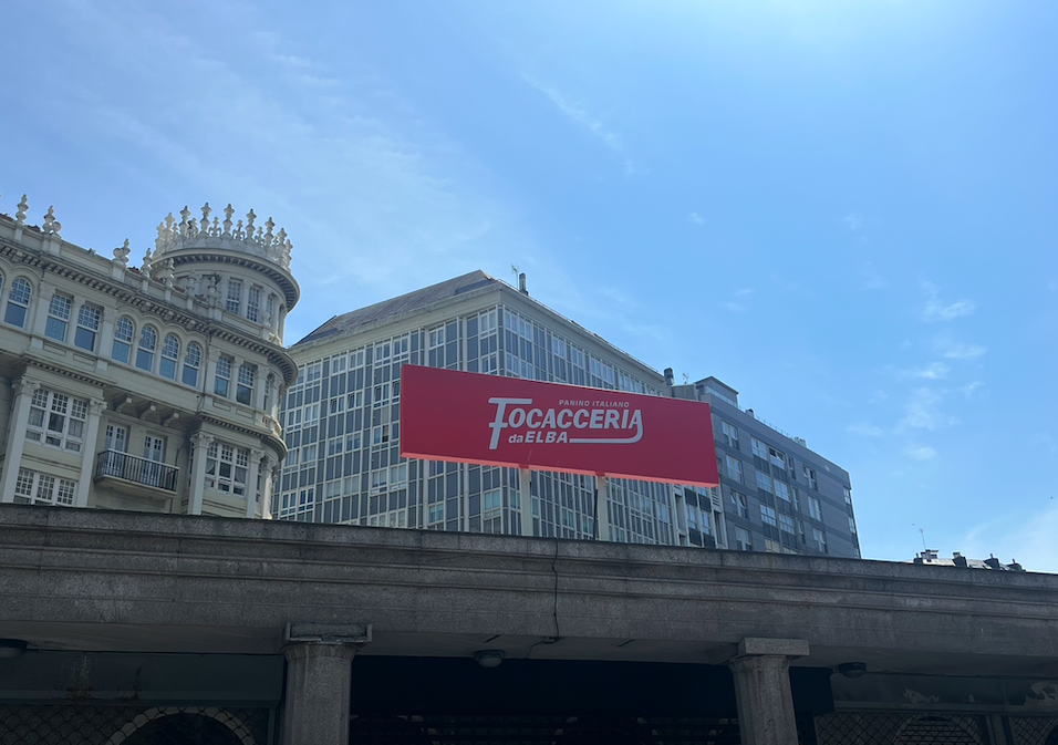 Una tipografía vintage para anunciar un viaje directo a Italia con parada en A Coruña.