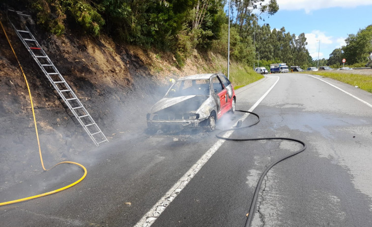 Un coche se incendia en Santa Marta de Babío, en Bergondo