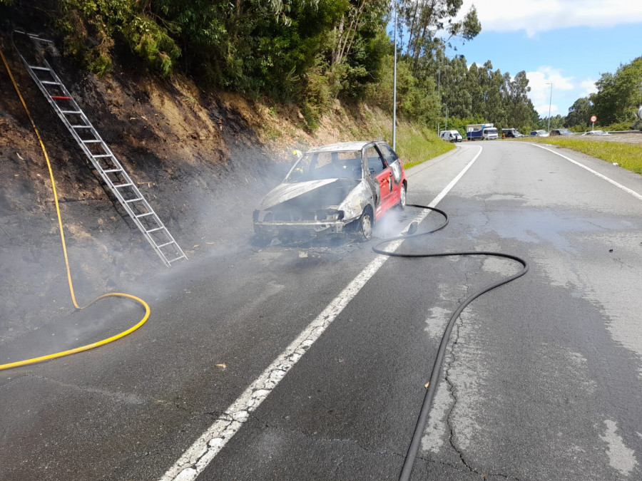 Un coche se incendia en Santa Marta de Babío, en Bergondo