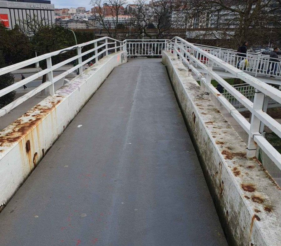 Así será la obra para reparar una pasarela peatonal en A Coruña: habrá despliegue de grúas móviles y plataformas