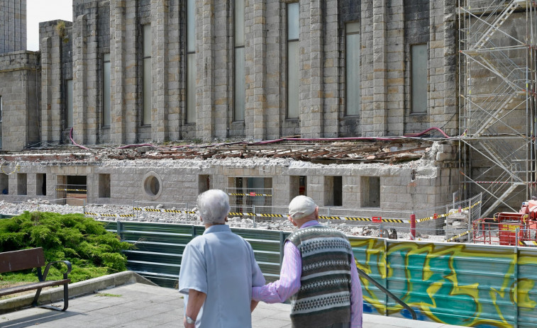 La marquesina de taxis se despide del edificio histórico de la estación de tren de San Cristóbal