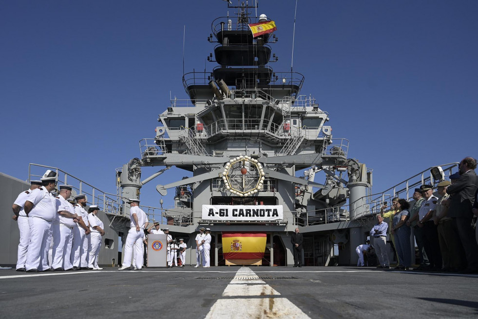 Un momento del homenaje en alta mar a los caídos, ayer, a bordo del ‘Carnota’  moncho fuentes