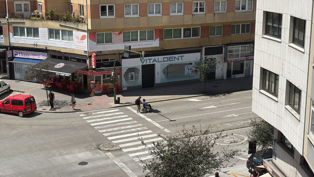 Dos hombres en medio de la carretera Ronda de Outeiro y Avenida Finisterre
