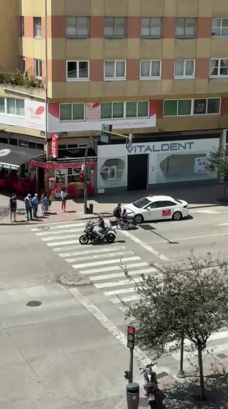 Dos hombres en medio de la carretera Ronda de Outeiro y Avenida Finisterre