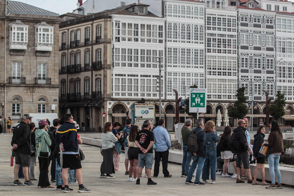 Un grupo de turistas, en una visita guiada en las inmediaciones del puerto de A Coruña  quintana