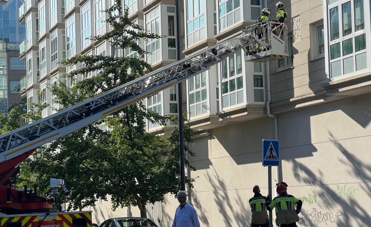 Los bomberos sanean una fachada en A Coruña