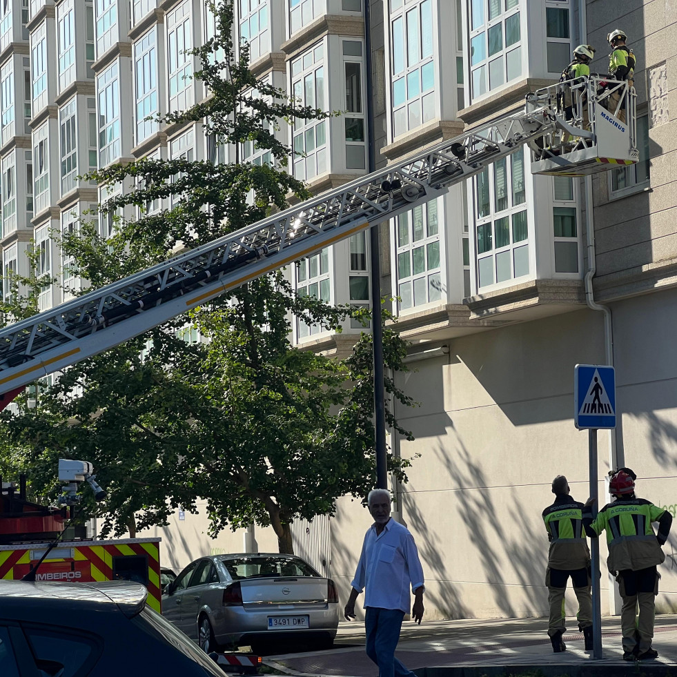 Los bomberos sanean una fachada en A Coruña