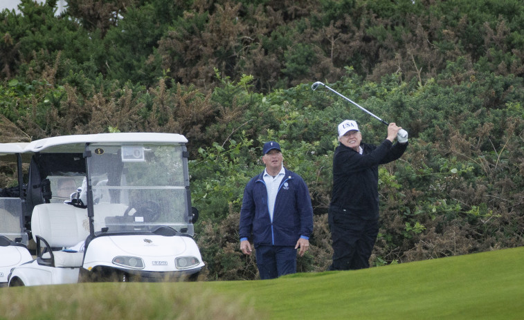 Trump juega al golf en Escocia antes de reunirse con Von der Leyen y Starmer
